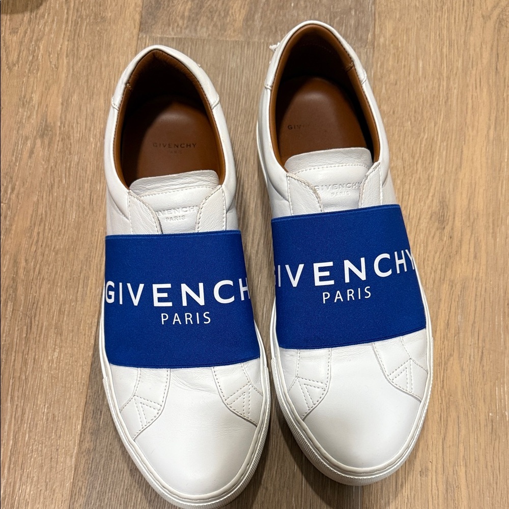 Givenchy Men's White and Blue Logo Sneakers
Size 41
Like New !